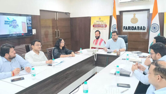 फरीदाबाद डीसी आयुष सिन्हा एसआईआर 2026 मतदाता सूची समीक्षा बैठक की अध्यक्षता करते हुए।