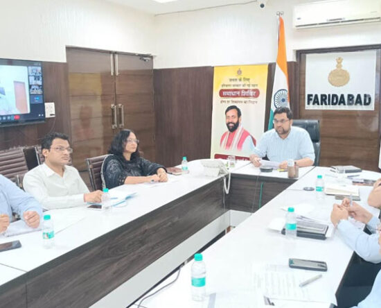 फरीदाबाद डीसी आयुष सिन्हा एसआईआर 2026 मतदाता सूची समीक्षा बैठक की अध्यक्षता करते हुए।
