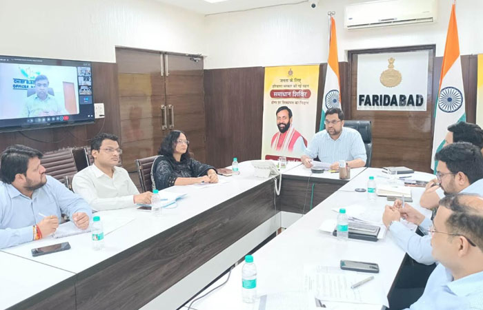 फरीदाबाद डीसी आयुष सिन्हा एसआईआर 2026 मतदाता सूची समीक्षा बैठक की अध्यक्षता करते हुए।