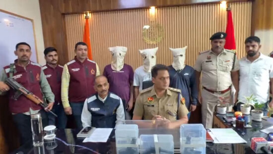 फरीदाबाद क्राइम ब्रांच द्वारा गिरफ्तार 3 बदमाश और जब्त अवैध हथियार।