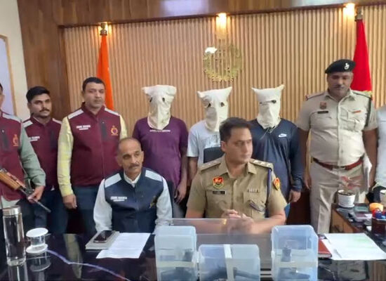 फरीदाबाद क्राइम ब्रांच द्वारा गिरफ्तार 3 बदमाश और जब्त अवैध हथियार।