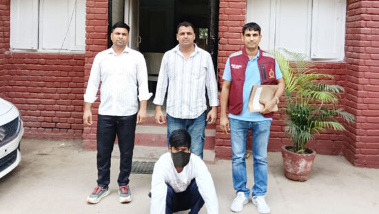 फरीदाबाद क्राइम ब्रांच सेक्टर-30 पुलिस द्वारा गिरफ्तार वाहन चोर सचिन और बरामद बाइक।