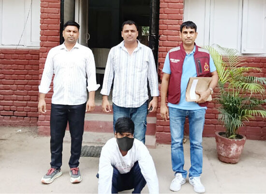फरीदाबाद क्राइम ब्रांच सेक्टर-30 पुलिस द्वारा गिरफ्तार वाहन चोर सचिन और बरामद बाइक।
