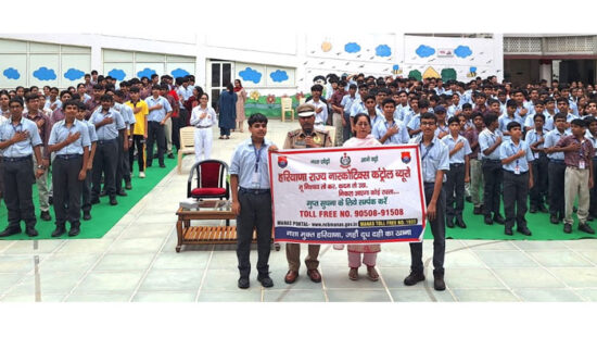 डीएवी पुलिस पब्लिक स्कूल फरीदाबाद में नशामुक्ति जागरूकता कार्यक्रम में शामिल विद्यार्थी