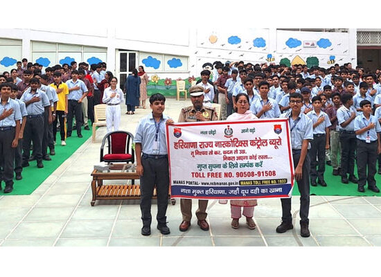 डीएवी पुलिस पब्लिक स्कूल फरीदाबाद में नशामुक्ति जागरूकता कार्यक्रम में शामिल विद्यार्थी