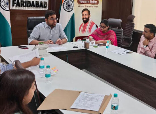 डीसी आयुष सिन्हा राजस्व विभाग की लंबित शिकायतों की समीक्षा करते हुए