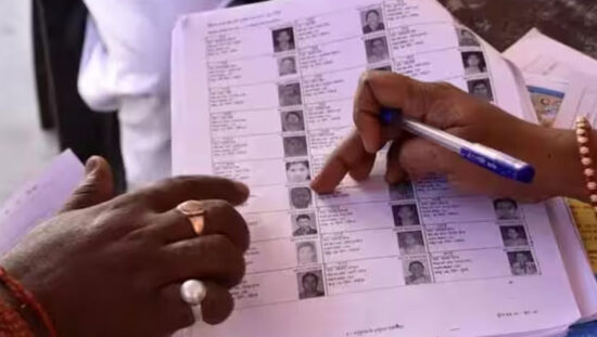 फरीदाबाद में प्रारूप मतदाता सूची की जांच और दावे-आपत्तियों को लेकर जानकारी देते जिला निर्वाचन अधिकारी आयुष सिन्हा