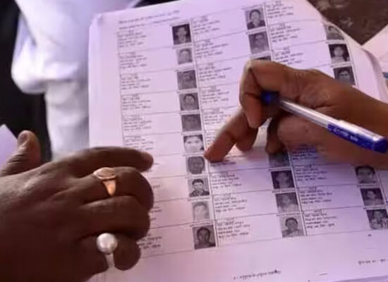 फरीदाबाद में प्रारूप मतदाता सूची की जांच और दावे-आपत्तियों को लेकर जानकारी देते जिला निर्वाचन अधिकारी आयुष सिन्हा