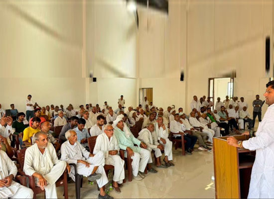 सफाई कर्मचारियों की हड़ताल और सरकार पर बयान देते पूर्व उपमुख्यमंत्री दुष्यंत चौटाला
