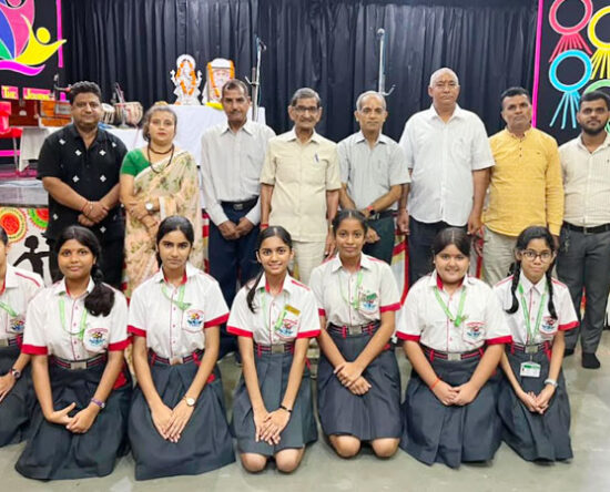 डायनेस्टी इंटरनेशनल स्कूल फरीदाबाद में रामचरितमानस चौपाई एवं गीता श्लोक गायन प्रतियोगिता के विजेता छात्र।