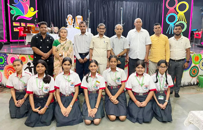 डायनेस्टी इंटरनेशनल स्कूल फरीदाबाद में रामचरितमानस चौपाई एवं गीता श्लोक गायन प्रतियोगिता के विजेता छात्र।