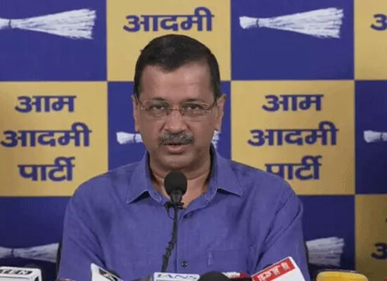 E20 फ्यूल के विरोध में आयोजित कार्यक्रम में बोलते अरविंद केजरीवाल।