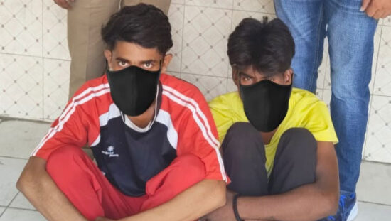 फरीदाबाद पुलिस द्वारा गिरफ्तार किए गए दो झपटमार और बरामद सामान