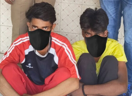 फरीदाबाद पुलिस द्वारा गिरफ्तार किए गए दो झपटमार और बरामद सामान
