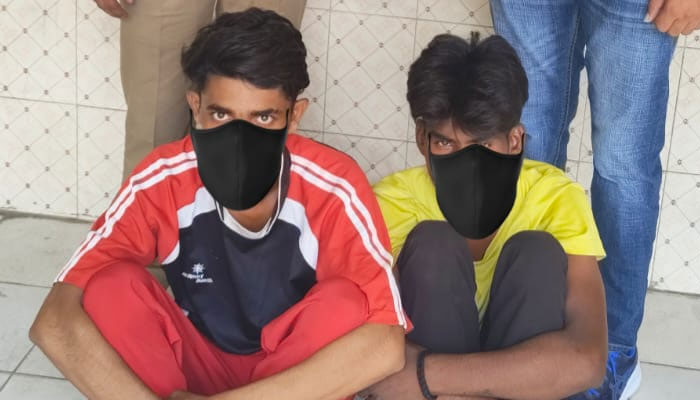 फरीदाबाद पुलिस द्वारा गिरफ्तार किए गए दो झपटमार और बरामद सामान
