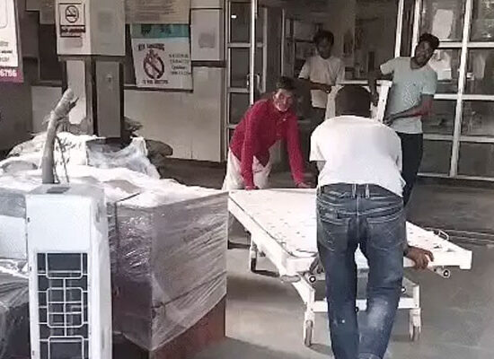 बीके अस्पताल फरीदाबाद के हार्ट सेंटर से मशीनें ले जाने के लिए खड़े ट्रक