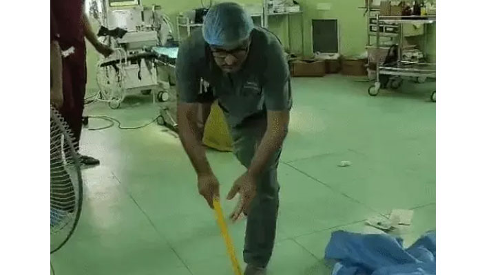 फरीदाबाद के BK अस्पताल के ऑपरेशन थिएटर में झाड़ू लगाते वरिष्ठ सर्जन डॉ. सतीश वर्मा।