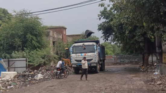 फरीदाबाद में नगर निगम के सफाई अभियान के दौरान कूड़ा उठाते कर्मचारी