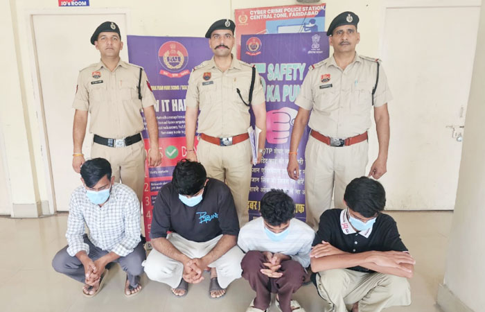 फरीदाबाद साइबर पुलिस की गिरफ्त में खड़े 6 साइबर अपराधी।