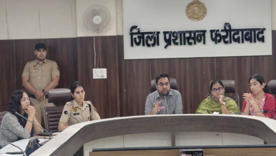 फरीदाबाद हाफ मैराथन 2026 के आयोजन को लेकर अधिकारियों के साथ बैठक करते डीसी आयुष सिन्हा