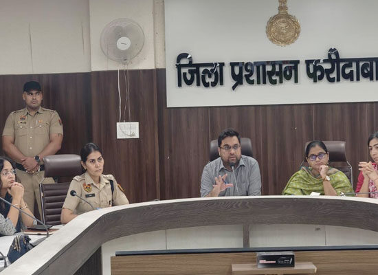 फरीदाबाद हाफ मैराथन 2026 के आयोजन को लेकर अधिकारियों के साथ बैठक करते डीसी आयुष सिन्हा