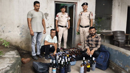 फरीदाबाद पुलिस द्वारा बरामद 49 बोतल अंग्रेजी शराब