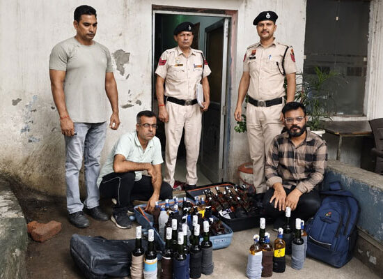 फरीदाबाद पुलिस द्वारा बरामद 49 बोतल अंग्रेजी शराब