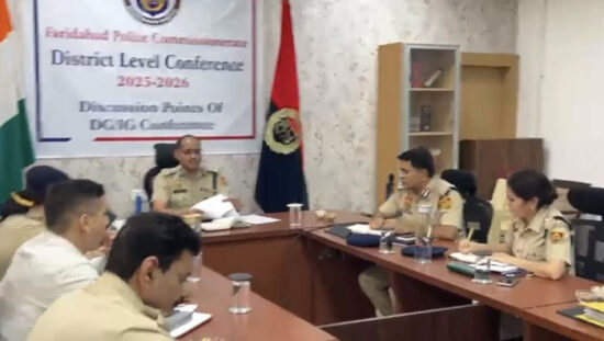 कांवड़ यात्रा की सुरक्षा व्यवस्था को लेकर अधिकारियों के साथ बैठक करते फरीदाबाद पुलिस आयुक्त।