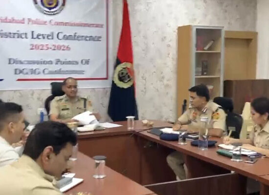 कांवड़ यात्रा की सुरक्षा व्यवस्था को लेकर अधिकारियों के साथ बैठक करते फरीदाबाद पुलिस आयुक्त।