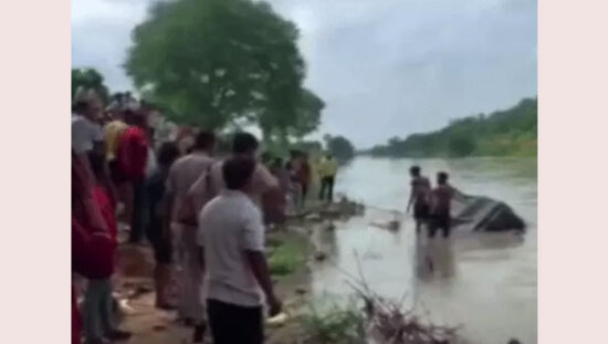 फरीदाबाद की आगरा नहर में लापता ऑटो चालक की तलाश करती एसडीआरएफ टीम।