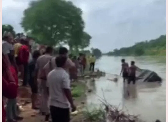 फरीदाबाद की आगरा नहर में लापता ऑटो चालक की तलाश करती एसडीआरएफ टीम।