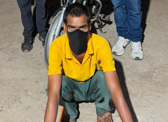 फरीदाबाद पुलिस द्वारा वाहन चोरी के मामले में बरामद की गई मोटरसाइकिल।