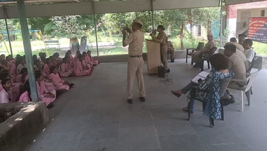 फरीदाबाद NIT-03 में छात्राओं को साइबर सुरक्षा और नशा मुक्ति के प्रति जागरूक करती पुलिस टीम