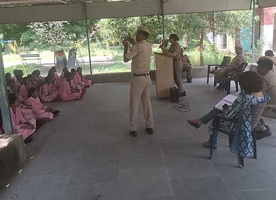 फरीदाबाद NIT-03 में छात्राओं को साइबर सुरक्षा और नशा मुक्ति के प्रति जागरूक करती पुलिस टीम
