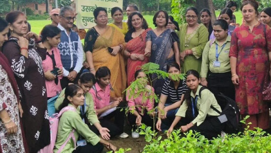 फरीदाबाद सेक्टर-8 में पौधारोपण करते मानव सेवा समिति के सदस्य