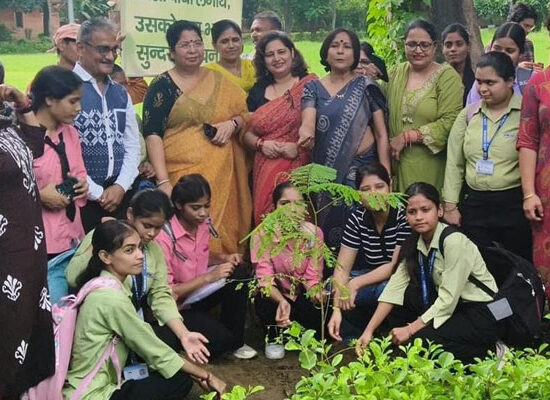 फरीदाबाद सेक्टर-8 में पौधारोपण करते मानव सेवा समिति के सदस्य