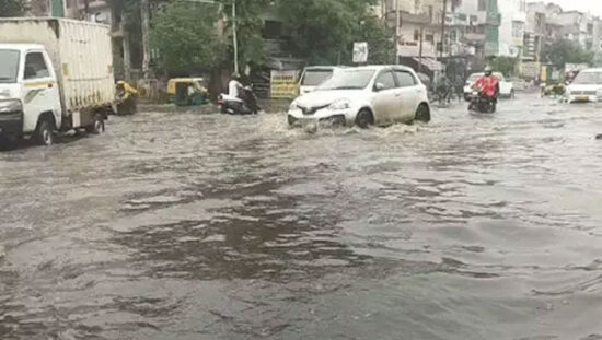 फरीदाबाद में बारिश के बाद सड़क पर जलभराव