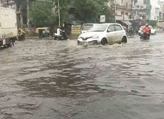 फरीदाबाद में बारिश के बाद सड़क पर जलभराव