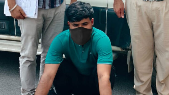 फरीदाबाद साइबर थाना NIT द्वारा शेयर मार्केट साइबर ठगी मामले में गिरफ्तार आरोपी।
