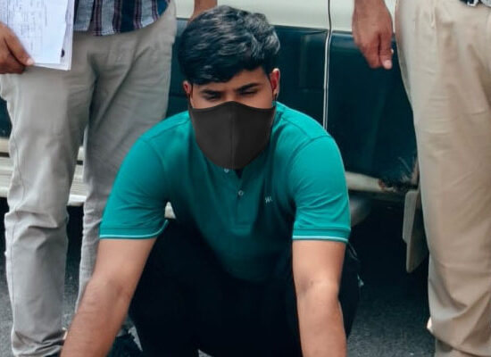 फरीदाबाद साइबर थाना NIT द्वारा शेयर मार्केट साइबर ठगी मामले में गिरफ्तार आरोपी।