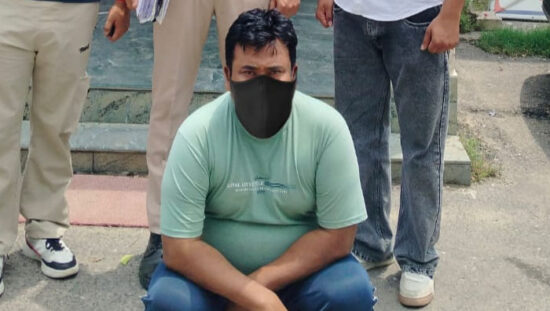 शेयर मार्केट साइबर ठगी मामले में गिरफ्तार खाताधारक के खिलाफ कार्रवाई करती फरीदाबाद पुलिस।