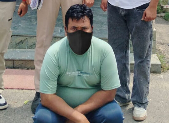शेयर मार्केट साइबर ठगी मामले में गिरफ्तार खाताधारक के खिलाफ कार्रवाई करती फरीदाबाद पुलिस।