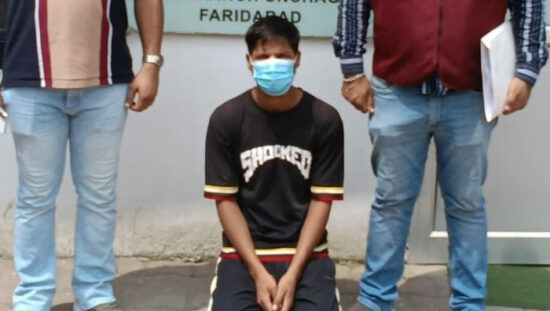 महिला से सोने के आभूषण ठगने के मामले में गिरफ्तार आरोपी और बरामद आभूषण