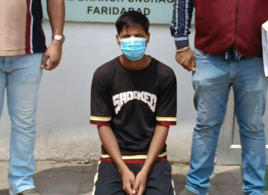 महिला से सोने के आभूषण ठगने के मामले में गिरफ्तार आरोपी और बरामद आभूषण