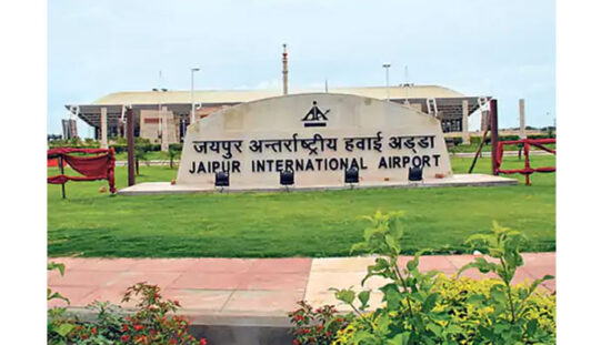 जयपुर एयरपोर्ट पर ग्राउंड वाहन से टकराने के बाद क्षतिग्रस्त माइक्रोलाइट एयरक्राफ्ट