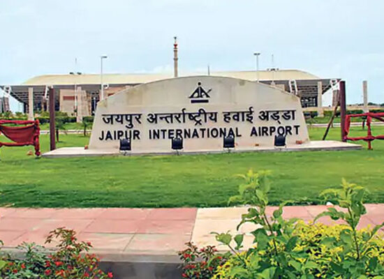 जयपुर एयरपोर्ट पर ग्राउंड वाहन से टकराने के बाद क्षतिग्रस्त माइक्रोलाइट एयरक्राफ्ट