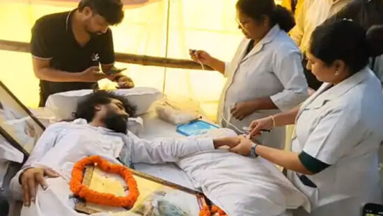 रांची के जयपाल सिंह मुंडा स्टेडियम में भर्ती परीक्षा विवाद को लेकर प्रदर्शन करते छात्र।