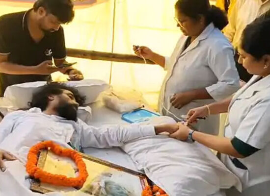 रांची के जयपाल सिंह मुंडा स्टेडियम में भर्ती परीक्षा विवाद को लेकर प्रदर्शन करते छात्र।
