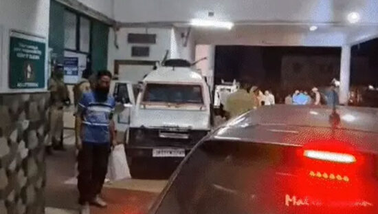 कुलगाम आतंकी हमले के बाद घटनास्थल पर सुरक्षा बलों की तैनाती और जांच अभियान।
