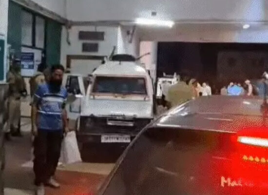 कुलगाम आतंकी हमले के बाद घटनास्थल पर सुरक्षा बलों की तैनाती और जांच अभियान।